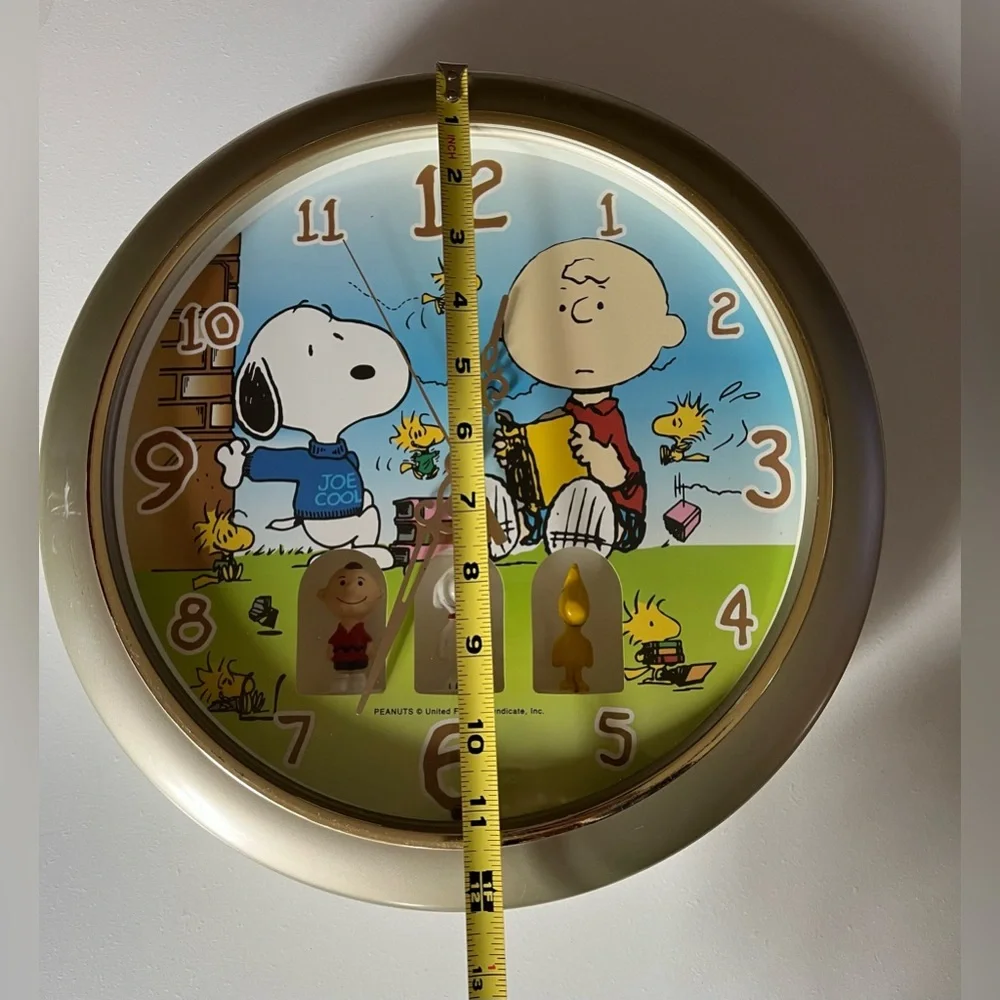 Vintage Peanuts & Friends Wall Clock with figures Charlie Brown Snoopy Rare